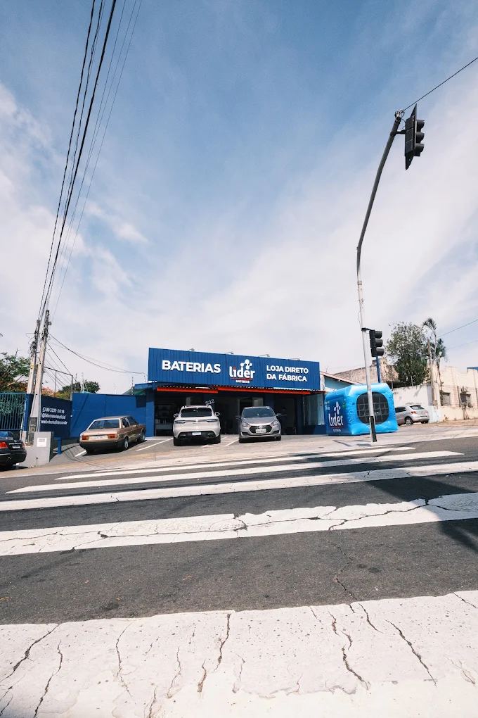 Vista da rua da loja Baterias Líder em Campinas, com estacionamento