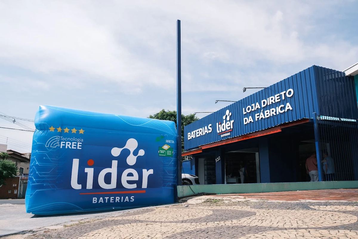 Fachada e totem inflável Baterias Líder em Campinas